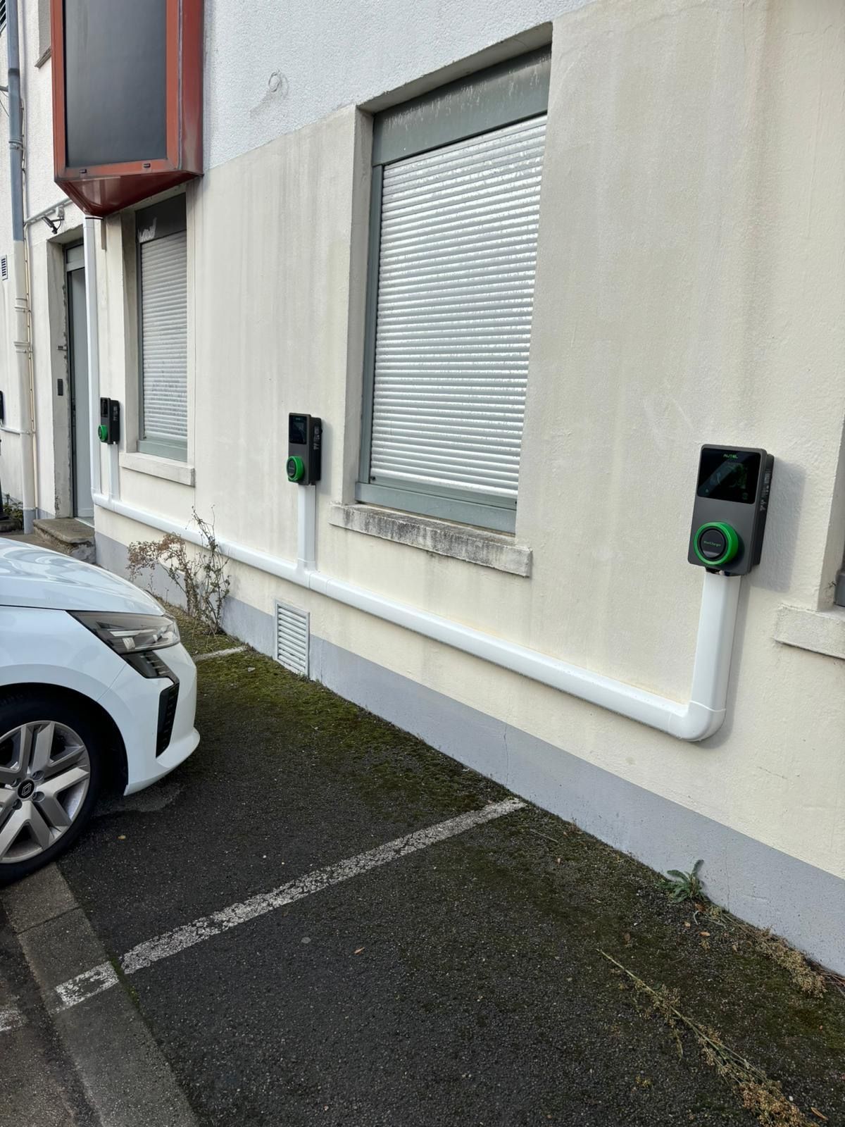 Cabinet dentaire Calais — 4 bornes Autel avec passage en moulure pour plus d'esthétisme