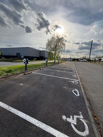 Bornes de recharge installées sur un parking d'entreprise