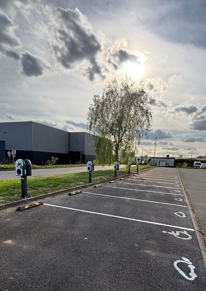 Schneider Electric Lesquin — Pose de 9 bornes de recharge avec système de délestage EVCE Schneider et supervision Freshmile