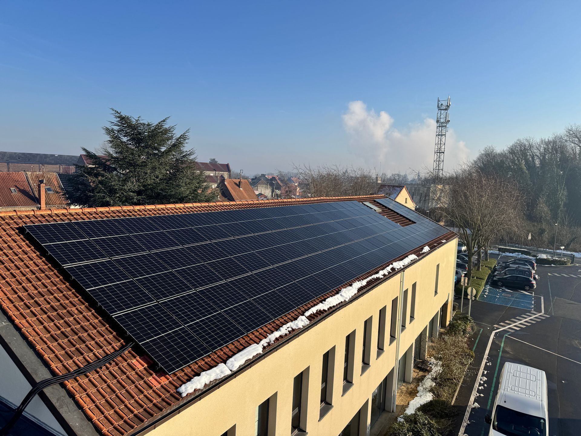PHOTOVOLTAÏQUE PROFESSIONNEL — Installation solaire conçue pour répondre aux besoins énergétiques des entreprises, réduisant les coûts opérationnels tout en renforçant leur engagement écologique.