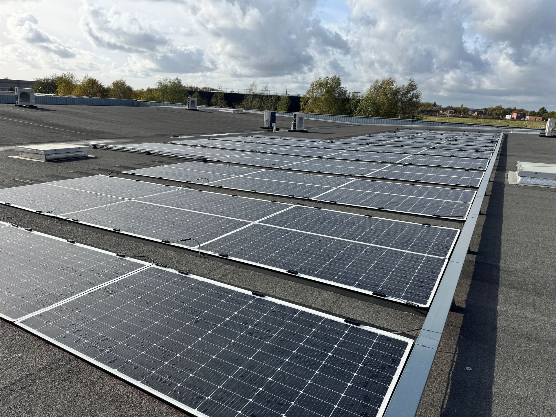 PHOTOVOLTAÏQUE RÉSIDENTIEL — Installation adaptée pour produire une énergie verte, réduire les coûts énergétiques et valoriser l'habitation grâce à des panneaux performants.