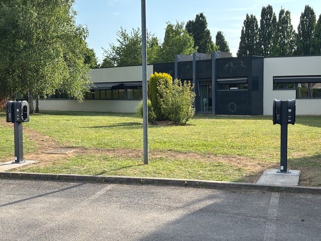 BORNES DE RECHARGE — Rechargez votre véhicule électrique facilement à domicile grâce à une installation rapide, pratique et optimisée.