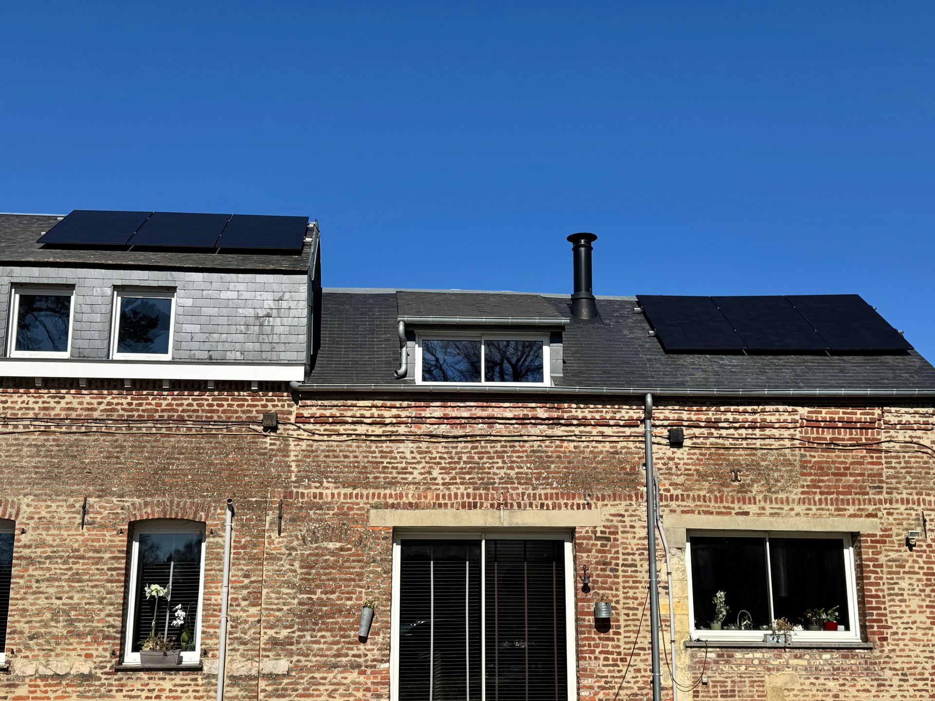 PHOTOVOLTAÏQUE RÉSIDENTIEL — Installation sur mesure pour une maison individuelle, alliant performance énergétique et réduction des factures, tout en respectant l'esthétique de la toiture.
